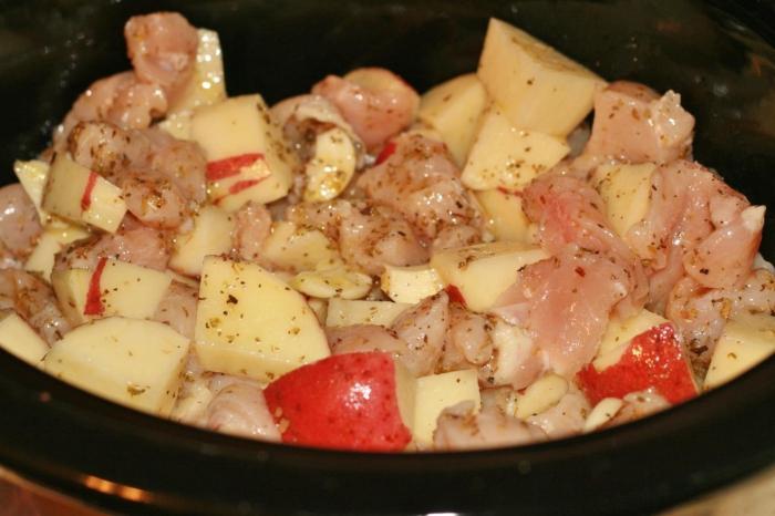 Картопля з куркою в духовці в горщику - просте і ситне блюдо